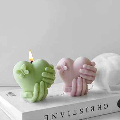 Silikonová forma na svíčku srdce v dlaních