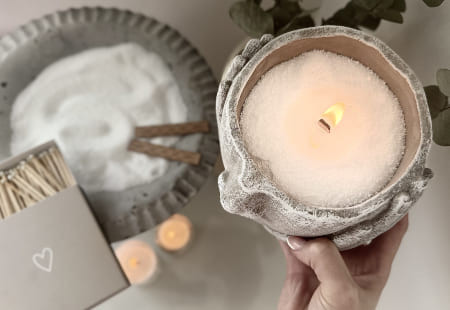 Dřevěný knot v sypané svíčce – funguje to?